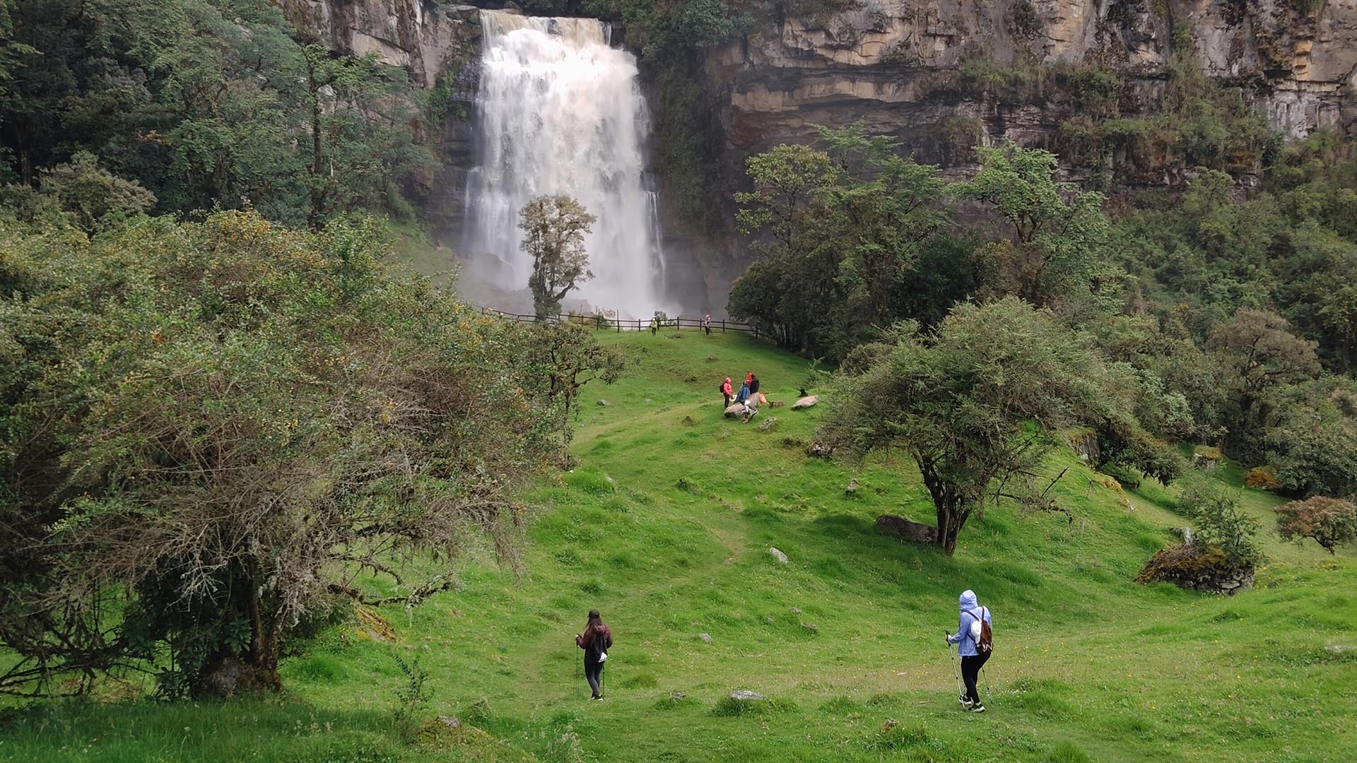 Familia caminando por un sendero de montaña cerca de Bogotá