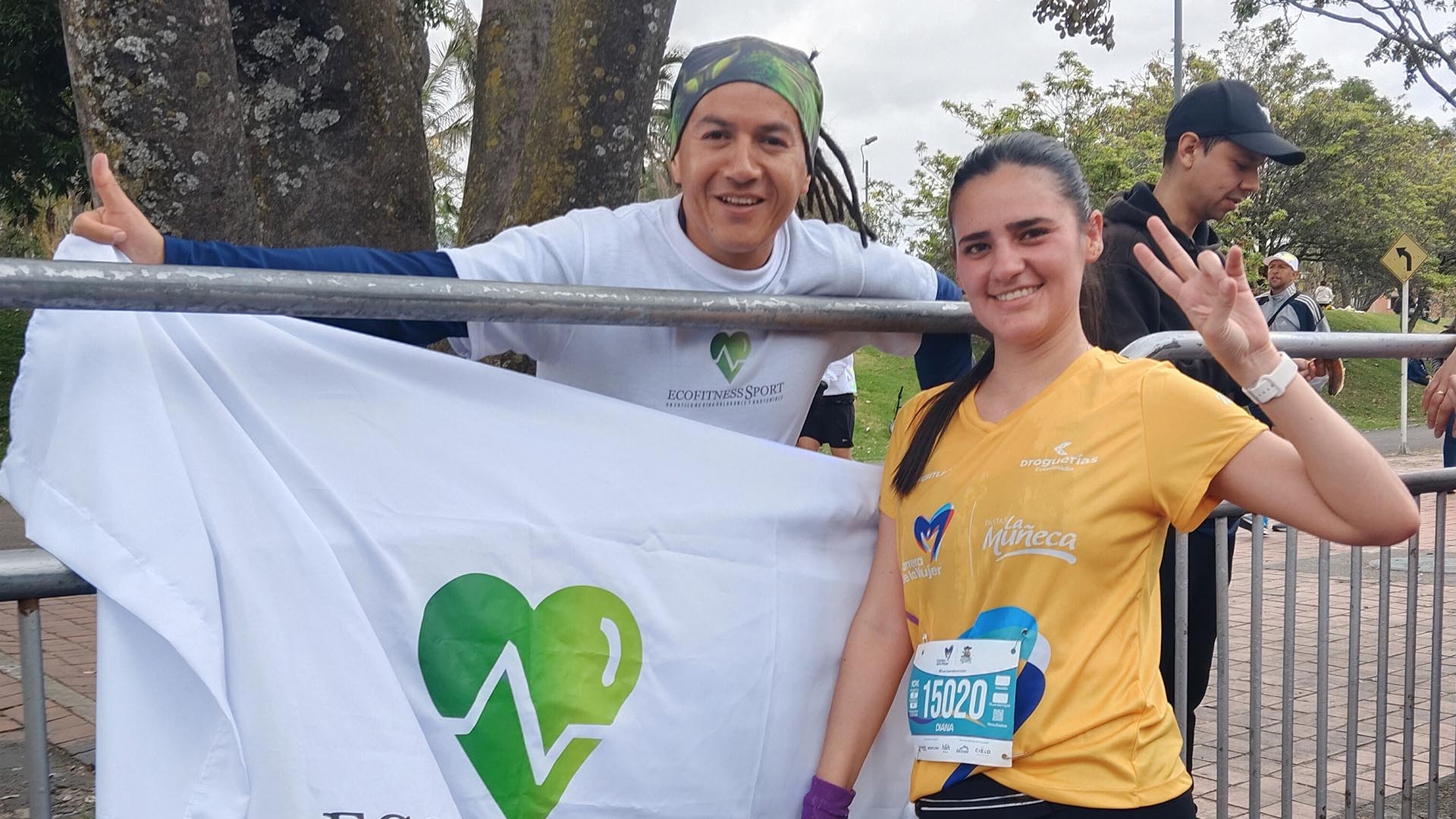 Adultos entrenando al aire libre con EcofitnessSport