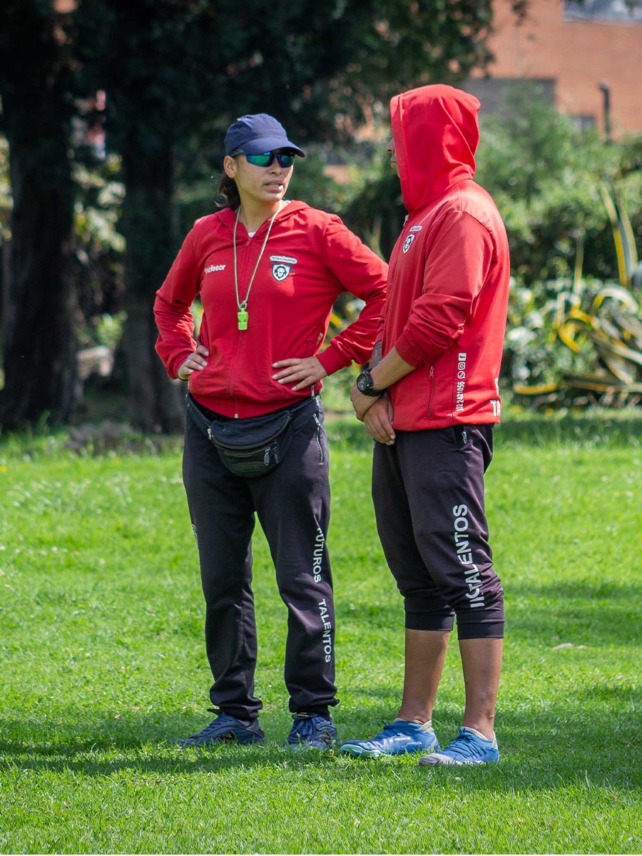Profesores de la escuela acompañando a los niños en la cancha