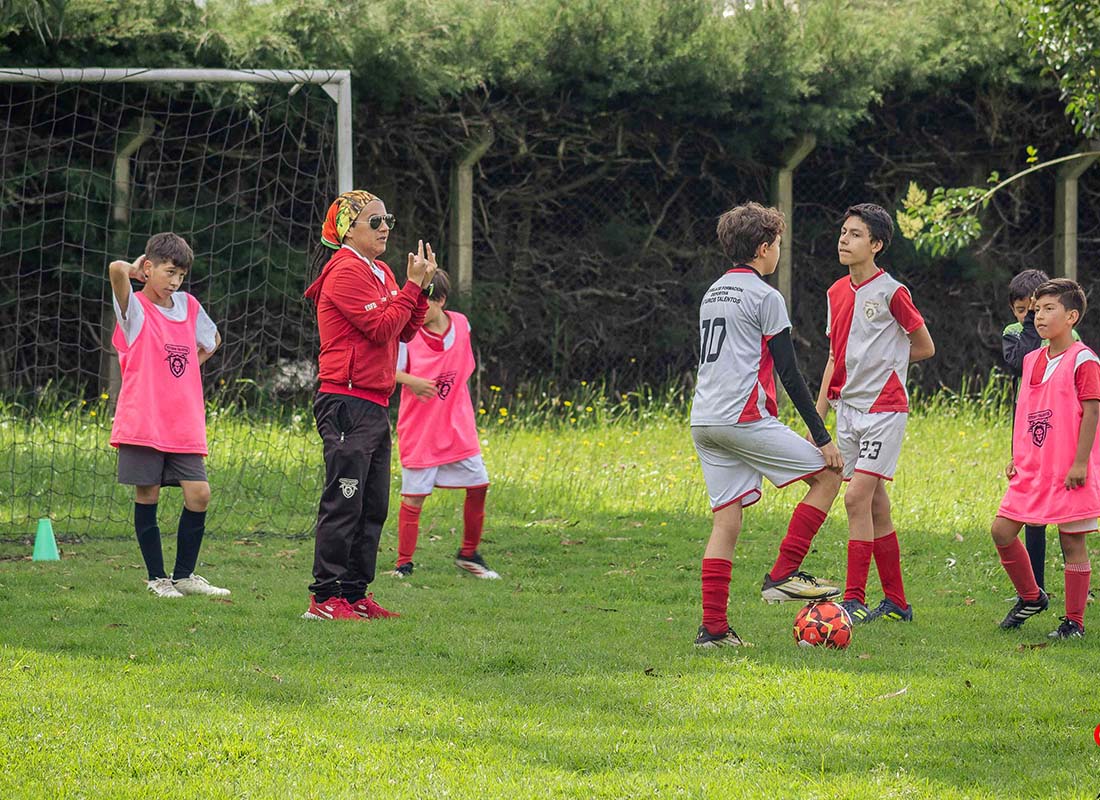 Niños entrenando en la cancha de la escuela