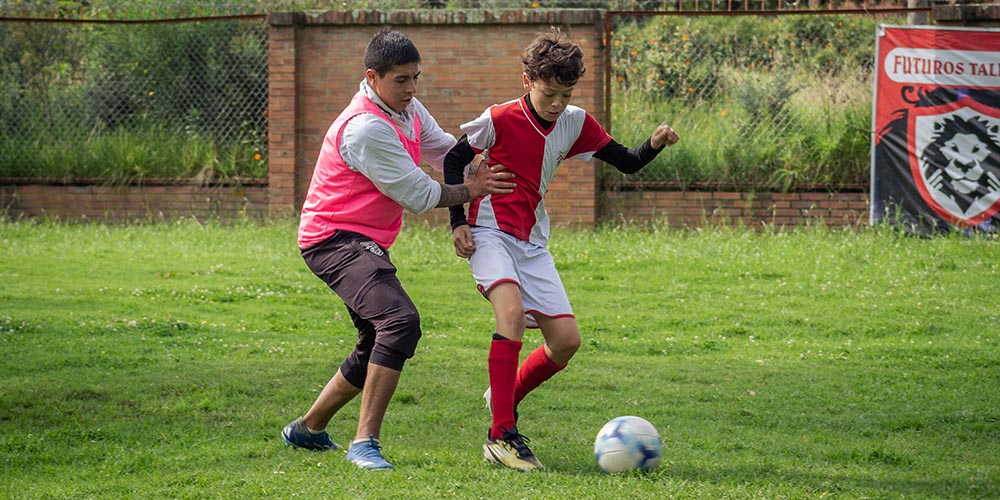 Entrenamiento de Futuros Talentos en la cancha