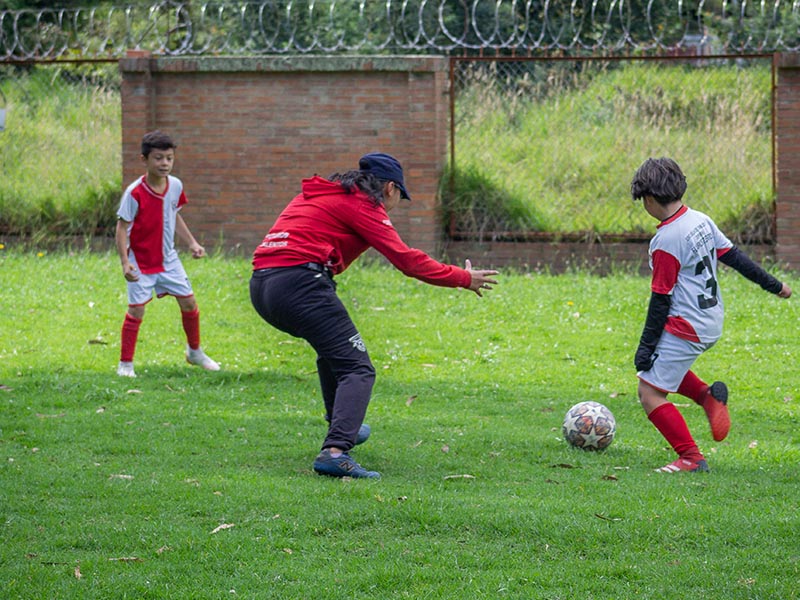 Jugadora conduciendo el balón
